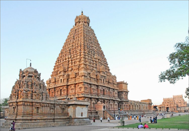 AskAnshul's tweet photo. 3) The Great Living Chola Temples:

1. Brihadisvara Temple at Thanjavur by Raja Raja Chola.

2. Brihadisvara Temple at Gangaikonda Cholapuram by Rajendra Chola.

3. Airavatesvara Temple at Kumbakonam by Raja Raja Chola II. https://t.co/K2OnYociSf