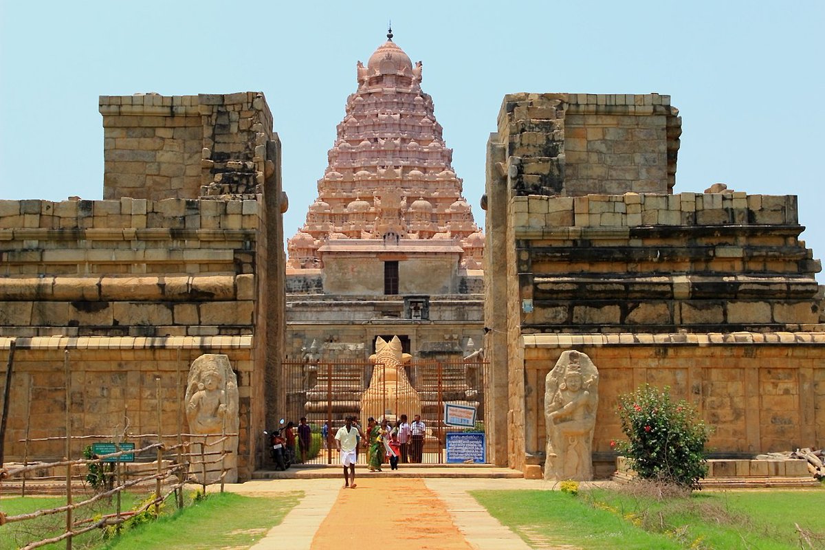 AskAnshul's tweet photo. 3) The Great Living Chola Temples:

1. Brihadisvara Temple at Thanjavur by Raja Raja Chola.

2. Brihadisvara Temple at Gangaikonda Cholapuram by Rajendra Chola.

3. Airavatesvara Temple at Kumbakonam by Raja Raja Chola II. https://t.co/K2OnYociSf