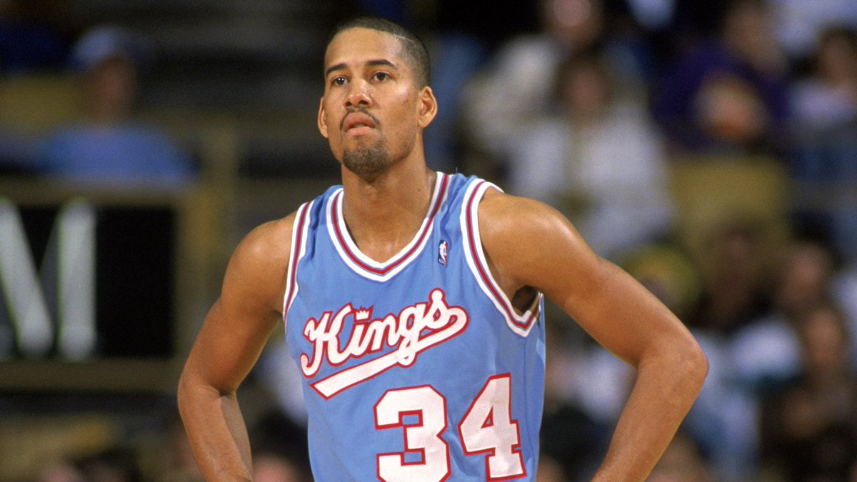 Aujourd'hui c'est l'anniversaire de Ricky Berry. Il aurait eut 58 ans aujourd'hui.
Le 18ème choix de la draft 1989 ne passe qu'une seule saison en NBA. Il score 11 pts par match en 22 minutes à 40% à 3pts. Il est décrit comme un Reggie Miller avec plus de skills....