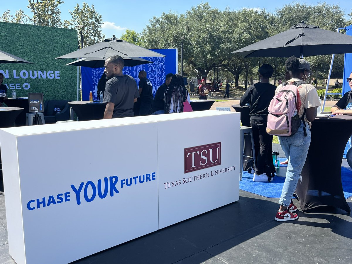 TexasSouthern's tweet photo. It’s happening on the yard - Back on the Yard, sponsored by #JPMoganChase until 3 p.m. Good food, games, fun and financial literacy. #TSUProud #B2TY https://t.co/RxdNfcHc2y