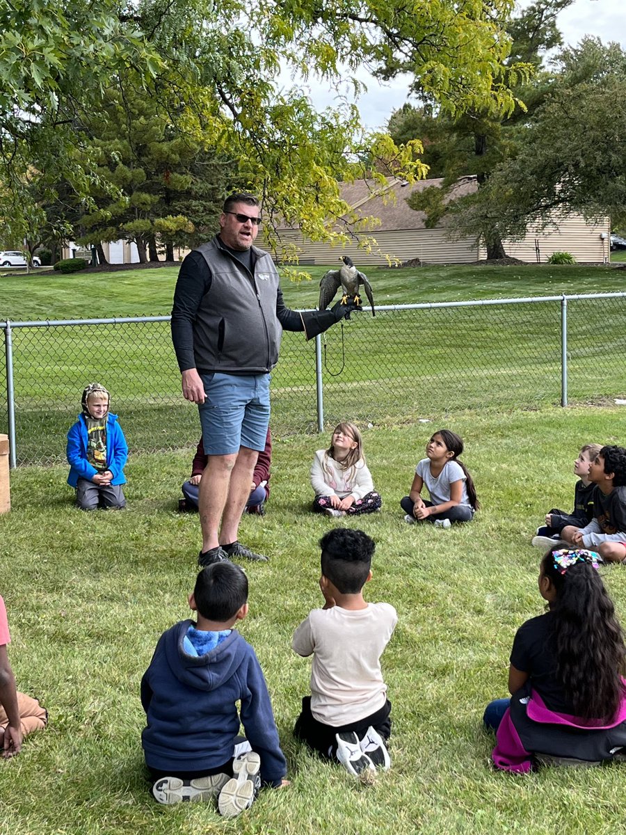 BigCowboy22's tweet image. Outdoor learning with our first graders.  Learning about Peregrine falcons!!  @newshgts #outdoorlearning #funtolearn