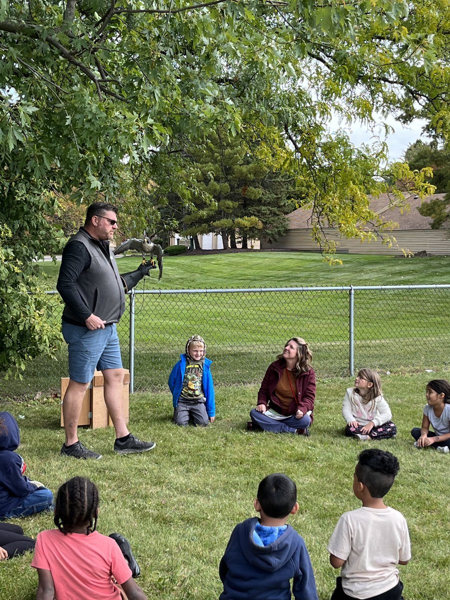 BigCowboy22's tweet image. Outdoor learning with our first graders.  Learning about Peregrine falcons!!  @newshgts #outdoorlearning #funtolearn