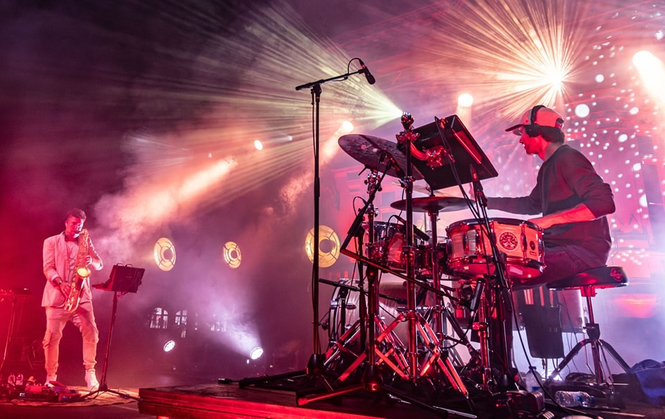 Hey l’ #Allier, on se voit samedi 08 Octobre au Théâtre de Saint Pourçain sur Sioule !
J’embarque Tao Ehrlich 🥁 &amp; Fabien Terrail au son pour répandre nos goods vibes avec #Simplify.
Venez assister au labo live bit.ly/3rzLP7V
#guillaumeperret #concert #electrojazz