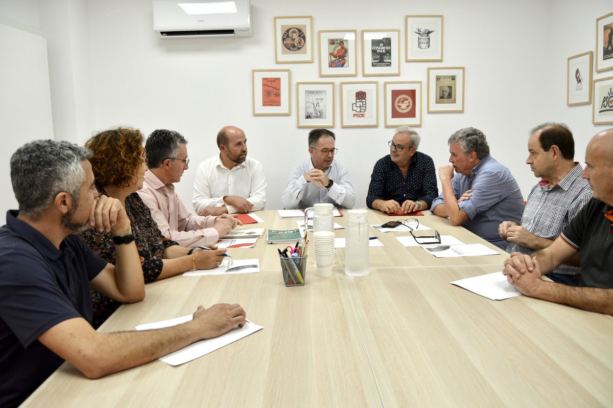 FSEPSOE's tweet photo. 🔴 “L’aprovació del Règim Especial suposa un incentiu extraordinari per al teixit empresarial de la nostra illa”

@pep_gustinet es reuneix amb les patronals d’Eivissa.

🌹#SomEivissaSomFutur #AmbLaGent 

📲Més informació:
https://t.co/BmdUlaoZsA https://t.co/da4ollFTTQ