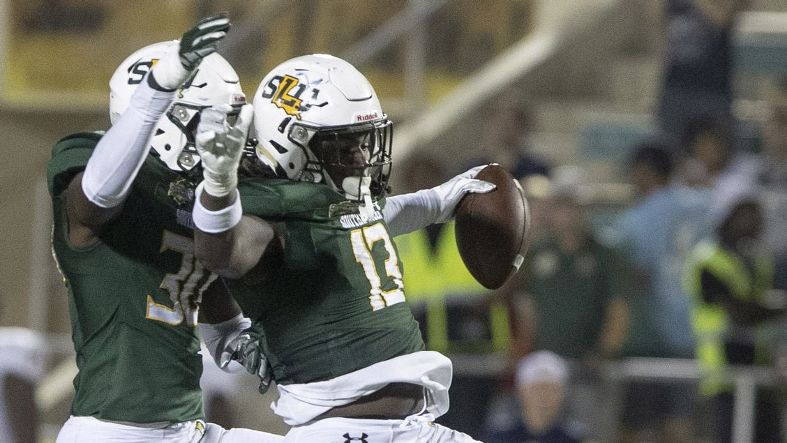 Wdawg24's tweet photo. Blessed to receive my first D1 offer from Southeastern Louisiana University🟡🟢 
@CoachLandryDC @JUCOFFrenzy 
@DB_CoachBlanco @CoachLeoHunt https://t.co/isCtAwRPGx