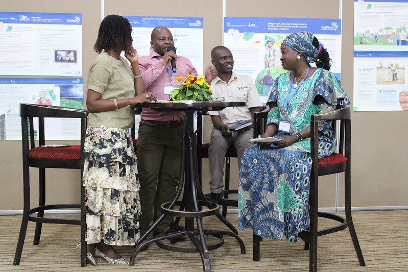 ResFoodSystems's tweet photo. #DidYouKnow we have a @Flickr account? And we just uploaded images from the #RFS2022 Annual Workshop like the one below😍
Click to see some friendly #foodsecurity faces!
https://t.co/3e9wKiMOor https://t.co/gPTyBPaOKx