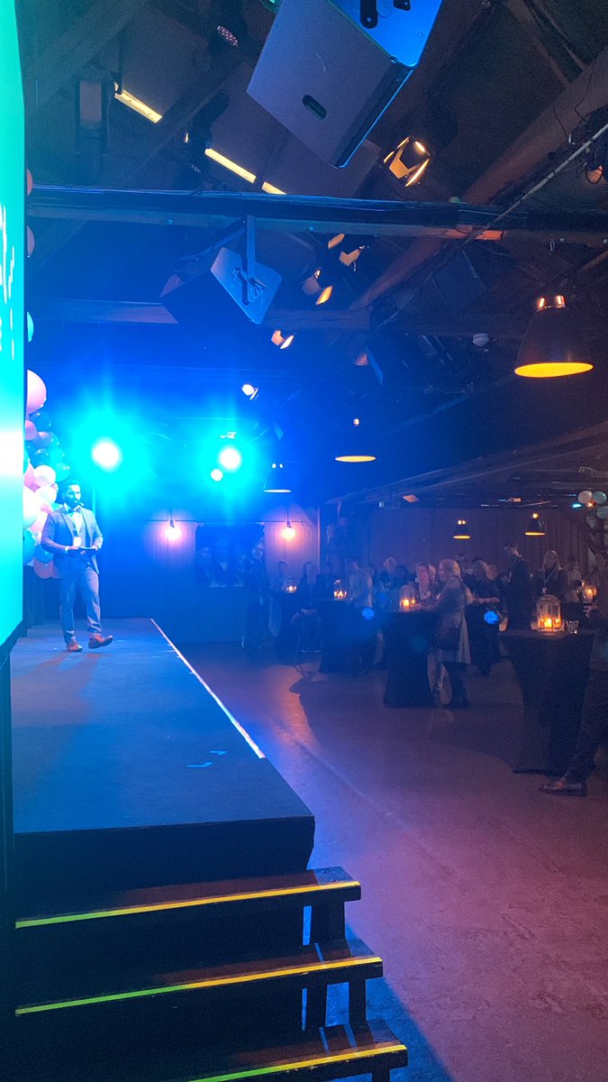 Daniel Sanjay på scen och presenterar Connect!