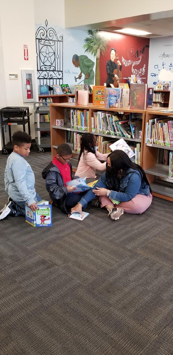 Doing what I love 💖💖 Finding just right books with <a href="/DelmarshiNelums/">Delmarshi Nelums</a> class @Killian_STEAM <a href="/marlena_council/">Marlena Council</a> <a href="/franklinscsu/">Stacey Franklin</a> #librarylife