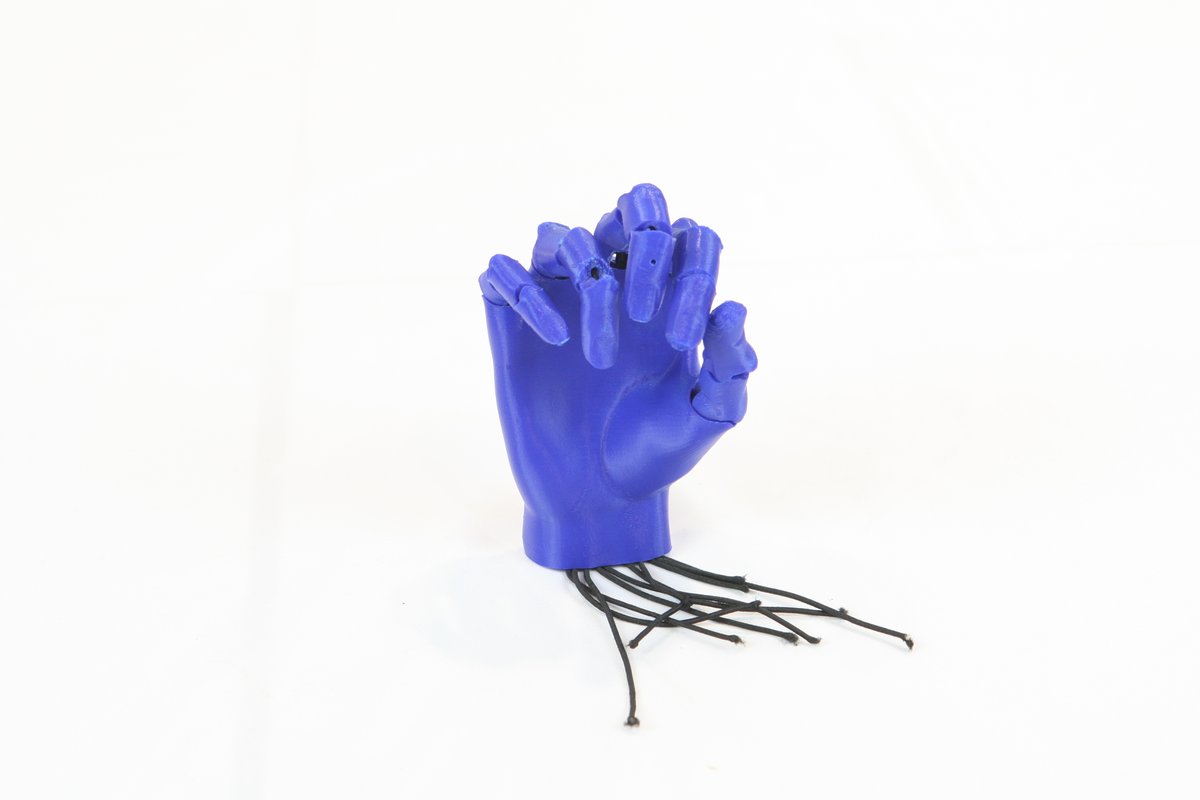 FabLabStQ's tweet photo. Una mano impresa en 3D en el @fablabsantcugat🤩🤩
La #impresión3D está marcando el mundo 🌍 Ya se utiliza en sectores tan diversos como en el automóvil, en la arquitectura, en la salud, en la moda, en la cocina, entre  otros.

#digitalfabrication #fabricacióndigital #3Dprinting https://t.co/QNi4zLWzYl