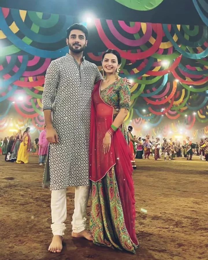 Bf 🙈 gf 😛
They look good together and their height difference 🥺😍❤

#ShrenuParikh #AkshayMhatre

Yaar ye log kab officially announce karenge? 😭😭