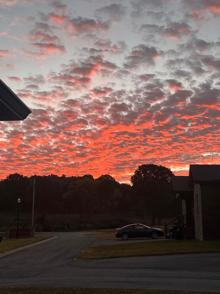 STUNNING SUNRISE! This was over Hartsville today captured by Whitney! Did you see it? 🌄 🙌 <a href="/megtomwx/">Meaghan Thomas</a> <a href="/Marcus_WX/">Marcus Bagwell</a>