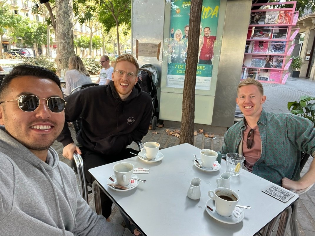 The_Honest_Tom's tweet photo. Met @tomdotcom_t in Barcelona today.

He had a pretty huge exit to Thrasio last year and we learned a lot about Amazon from his YouTube channel &amp; podcast.

Top bloke, as expected.

If you see this Tom, sorry @the_alex_d_ was such a fan boy. https://t.co/mmX6ZrFDNw
