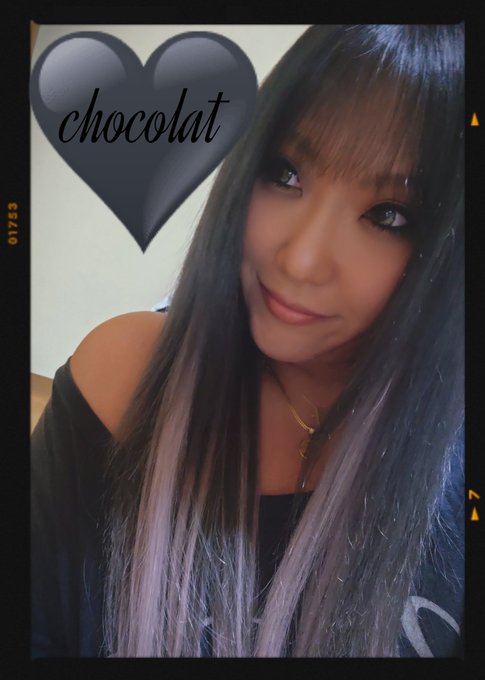 美容院行ってきた！ だいぶ地毛をすいてもらったから軽いっ♡ 超音波トリートメントしてもらって カラーは秋冬なので暗めグレーにエクステ付けたっ！ よーきっ！ https://t.co/GCKnf31sn