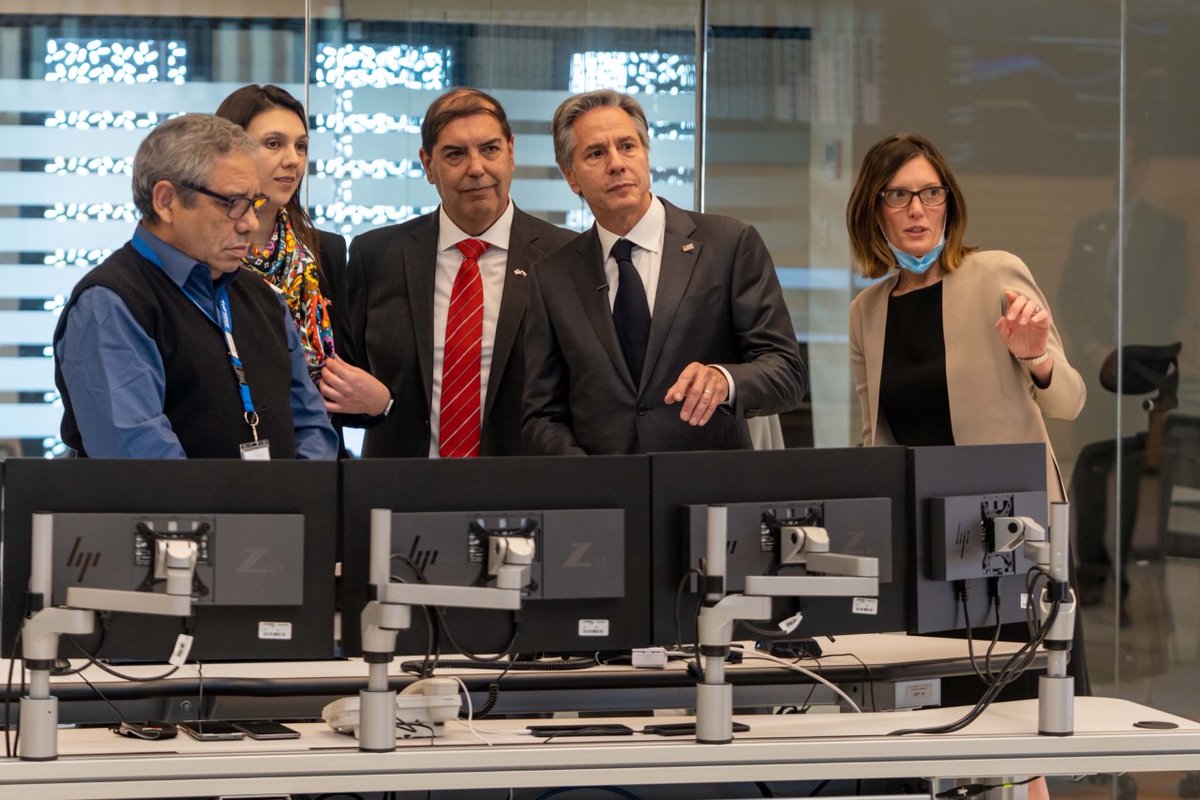 coord_electrico's tweet photo. El Secretario de Estado de EEUU🇺🇸, Antony Blinken (@SecBlinken) visitó nuestro nuevo Centro de Despacho Nacional de Energía, donde el presidente del Coordinador Eléctrico Nacional, @jcoscl, hizo entrega de la "Hoja de ruta para la Transición Energética Acelerada". https://t.co/JRGBF515U7