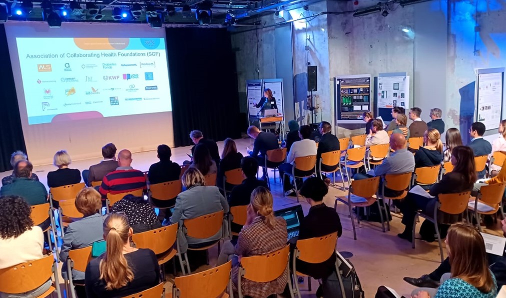 SGFondsen's tweet photo. Onderzoekers, non-profit organisaties en bedrijven kwamen afgelopen week bijeen op de Programmadag #HumaneMeetmodellen. Hier werd kennis uitgewisseld over de ontwikkeling van nieuwe meetmodellen die de mens als uitgangspunt hebben.
Lees meer👉 https://t.co/CfBY4fvCkN https://t.co/PyHMl0IiSH