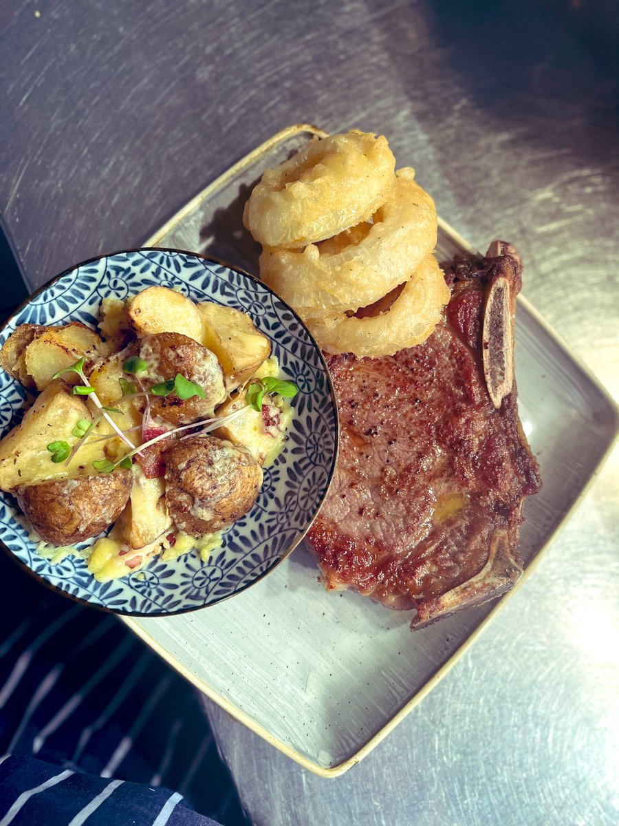 jamiepower10's tweet image. 12oz kansas steak with @BallymakennyF loaded spuds 🥔 and homemade onion rings @No3Collon @IrishFoodGuide @irish_writing #louthchat #irishchef #chef #americansteak