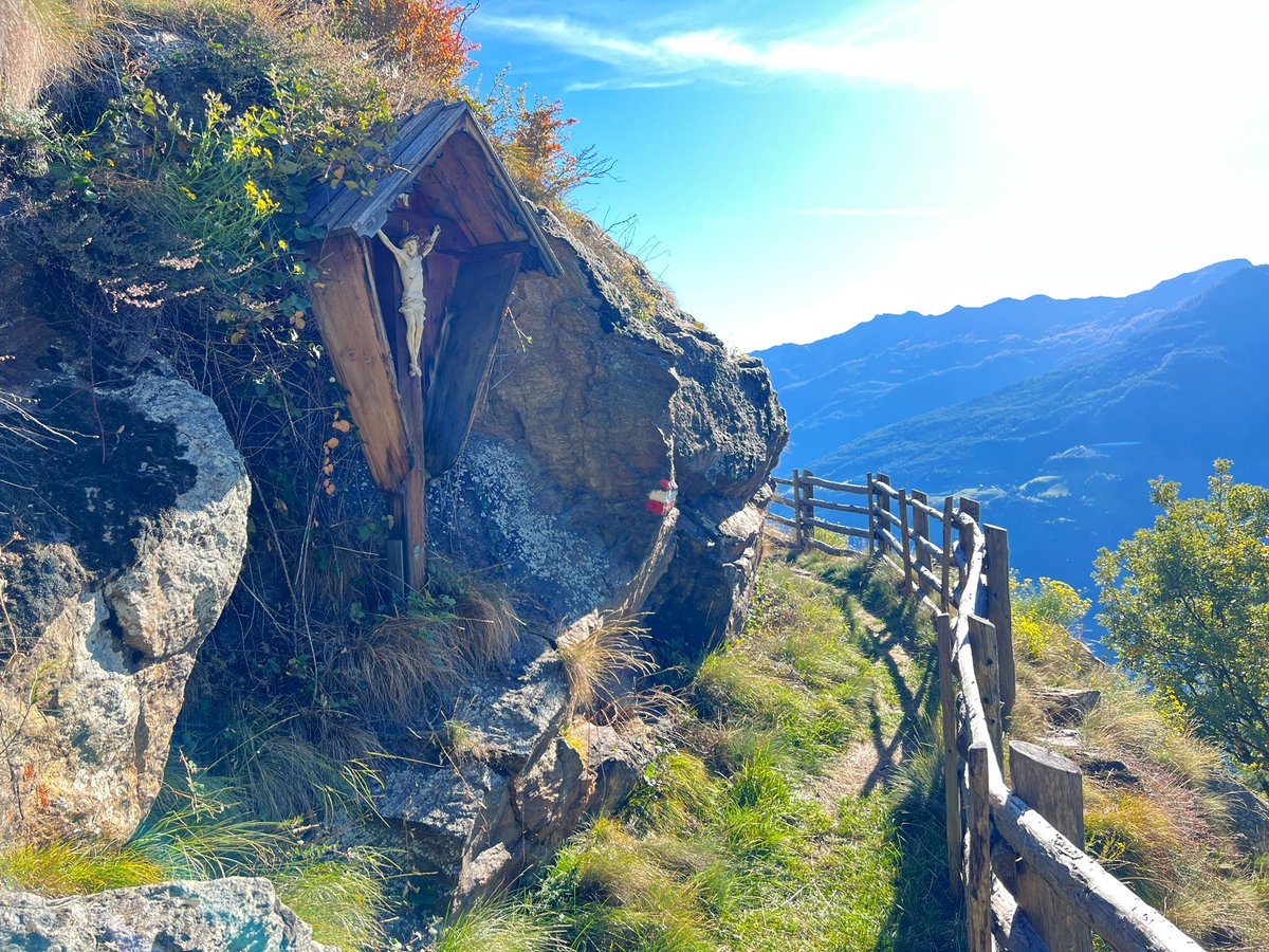 alecmcint's tweet photo. Tag 5 des #VinschgerHöhenweg - am #Waal entlang nach #Juval gegangen an der #Etsch nach 100km Gesamtlänge die Tour beendet.
👉Südtirol nochmal ganz anders erlebt.
👉Einsamkeit und Aussichten genossen.
👉Und: Reisen mit Zug und Fuß ist einfach richtig.
#altoadige #vinschgau https://t.co/1jD3dsRsiJ