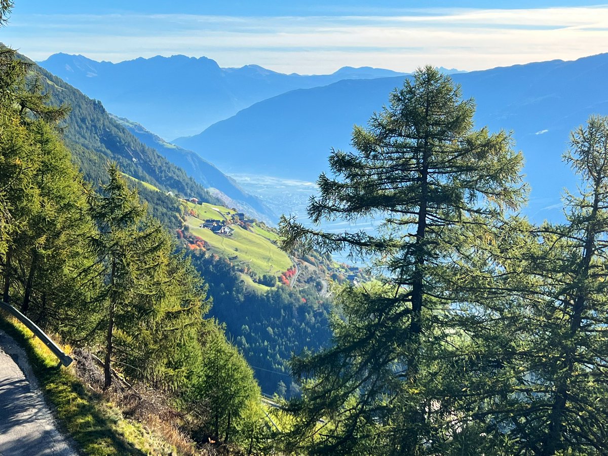 alecmcint's tweet photo. Tag 5 des #VinschgerHöhenweg - am #Waal entlang nach #Juval gegangen an der #Etsch nach 100km Gesamtlänge die Tour beendet.
👉Südtirol nochmal ganz anders erlebt.
👉Einsamkeit und Aussichten genossen.
👉Und: Reisen mit Zug und Fuß ist einfach richtig.
#altoadige #vinschgau https://t.co/1jD3dsRsiJ