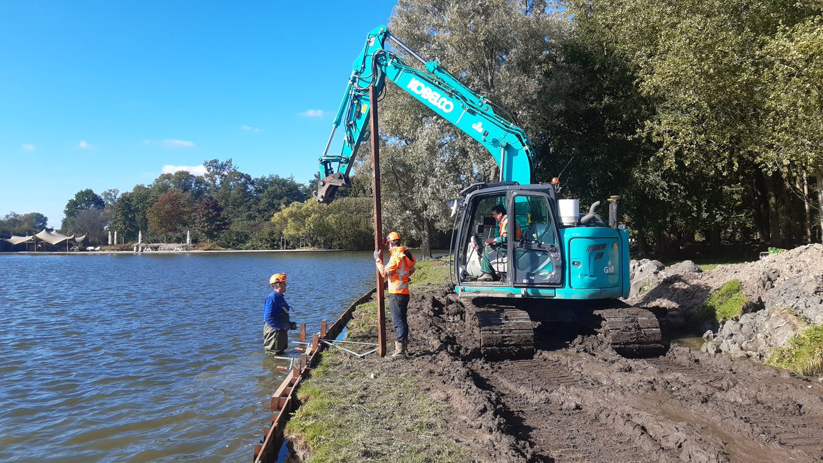 Kwaliteitsimpuls Lage Bergse Bos in volle gang op het rundereiland. Aan de zuidzijde is de aannemer bezig met de aanleg van een harde beschoeiing om  afkalving van de oevers te voorkomen. Meer weten kijk op de website recreatieschaprottemeren.nl onder projecten kwaliteitsimpuls LBB