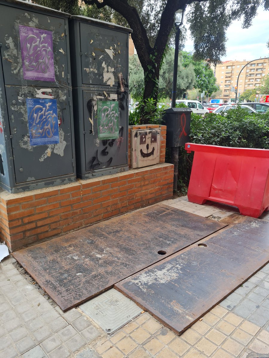 bermejova's tweet photo. Pues sí.... un mes más... desde marzo que estamos así. Hagan sus apuestas...¿lo arreglaran antes de año? #Valencia #sanmarcelino #ajuntamentdevalencia #indignante #vergonzoso https://t.co/FKZzC4cMRe
