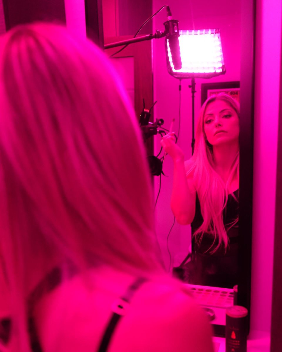 AlexaBliss_WWE's tweet photo. 🎥🎬🖤 https://t.co/wj7wNtHQrh