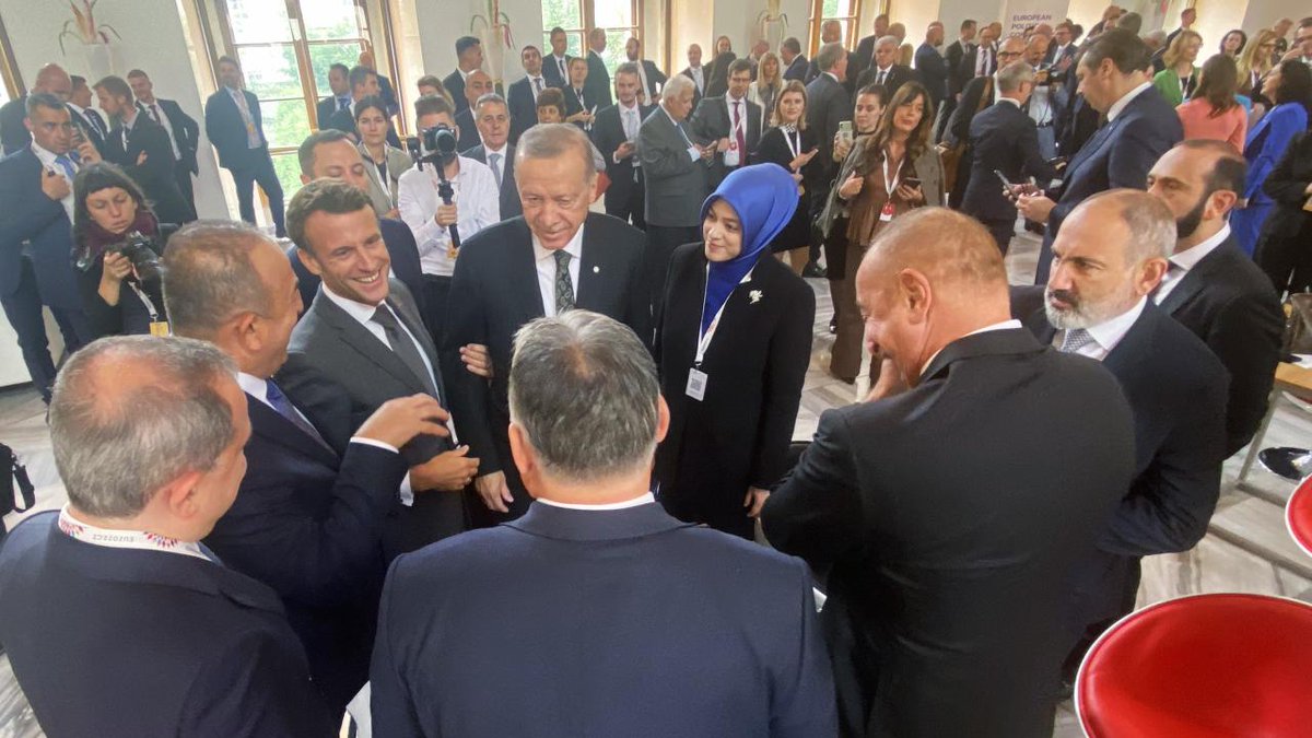 'Seni de alalım Macron' Cumhurbaşkanı Erdoğan, Prag'daki toplantı öncesi liderlerle sohbet etti. Bu fotoğraf kareleri objektiflere yansıdı. trthaber.com/foto-galeri/cu…