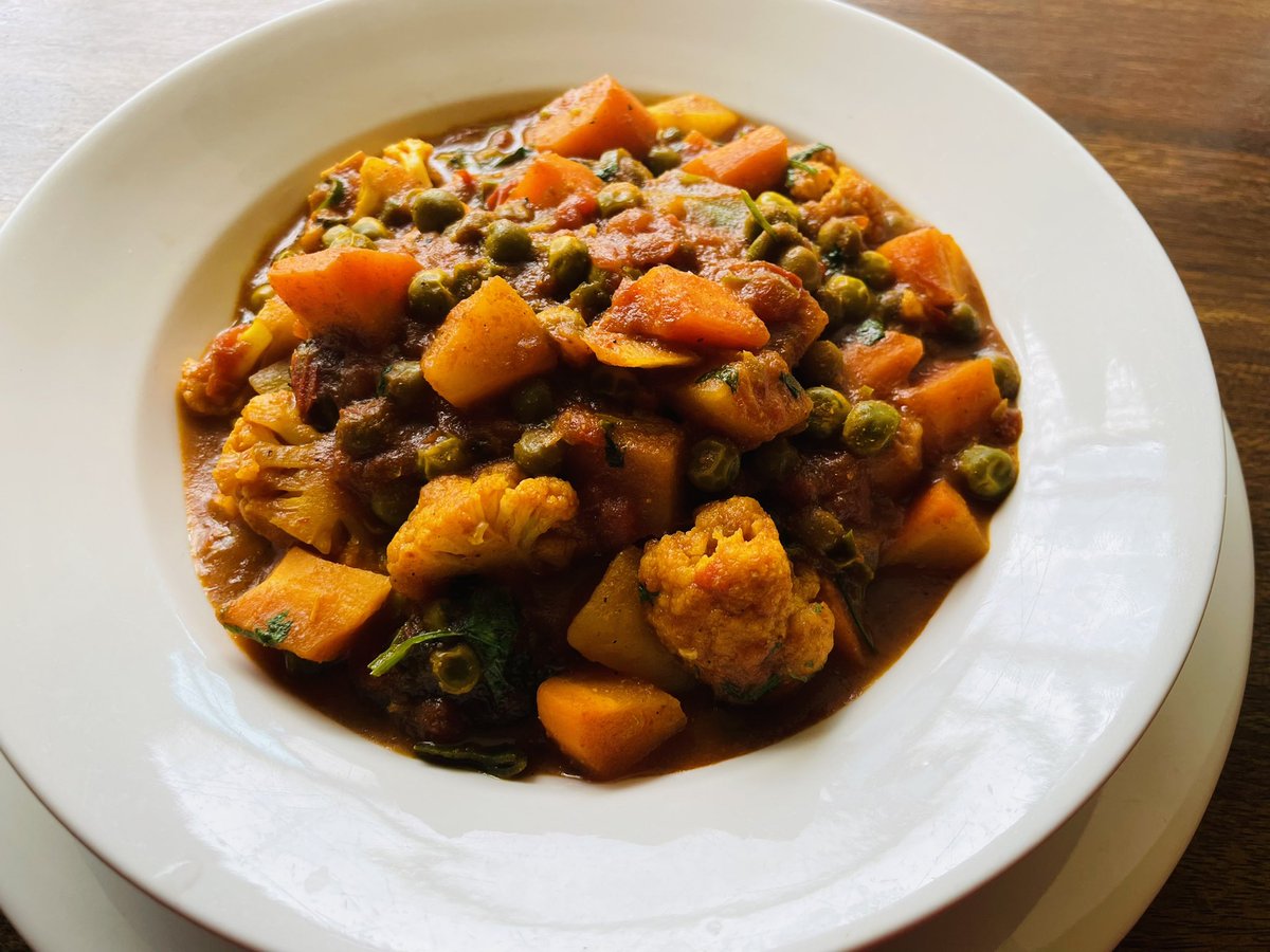 licialwellness's tweet photo. Take all your fresh market veggies and make a curry sauce… enjoy! #curry #veggies https://t.co/MWaDzErr7w