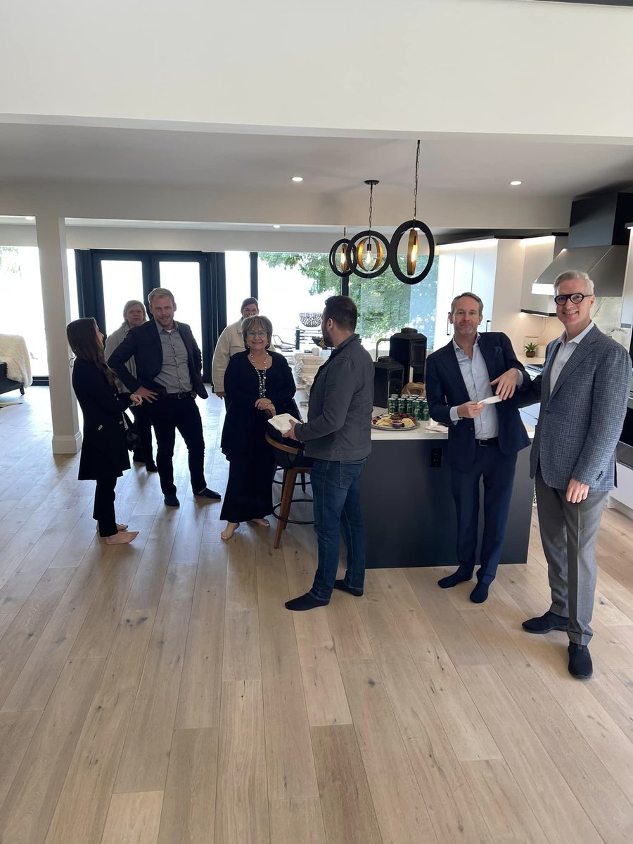 For the first time in almost 3 years, we hosted an Agents Open House. It was a great turnout for this extraordinary lakefront property in east Burlington. 👨‍💼 #121EdgecliffePlace #AgentsOpenHouses