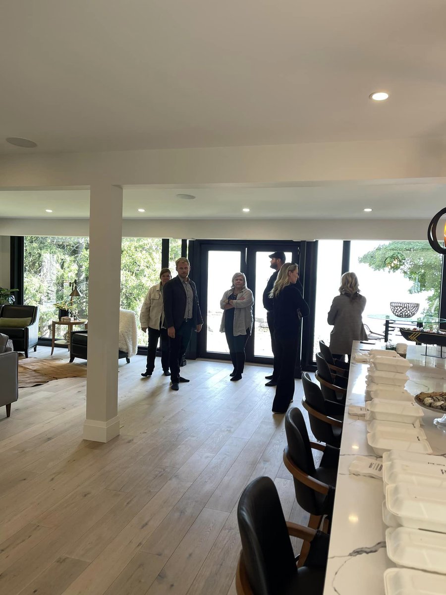 RobKadRealEst's tweet photo. For the first time in almost 3 years, we hosted an Agents Open House. It was a great turnout for this extraordinary lakefront property in east Burlington. 👨‍💼 #121EdgecliffePlace #AgentsOpenHouses https://t.co/B7oTOmeyBN