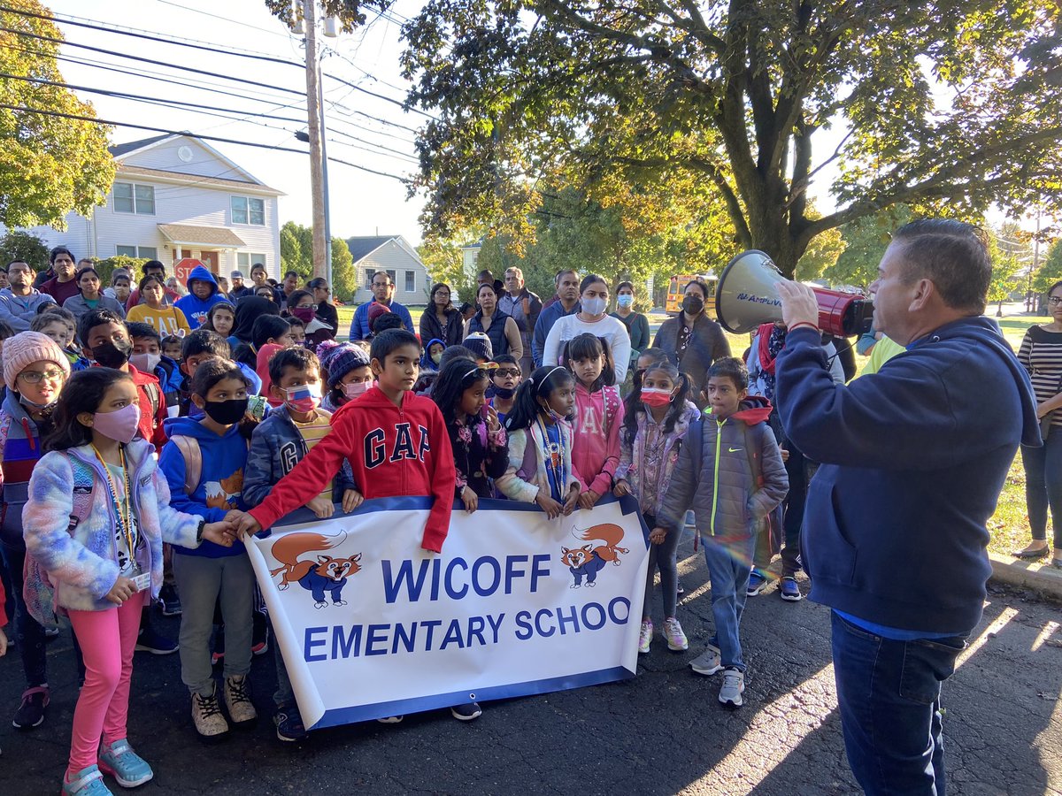 MrsCookWI's tweet photo. Wicoff’s Walk to School Day @mwelborn12 @WWP_Schools https://t.co/VKLJzyhA2f