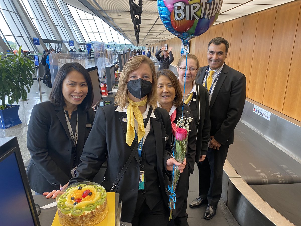 liztrain50's tweet photo. Happy Birthday Leslie - IAD Premium Service🎂 ⁦@weareunited⁩ https://t.co/9FFoa6wC0O