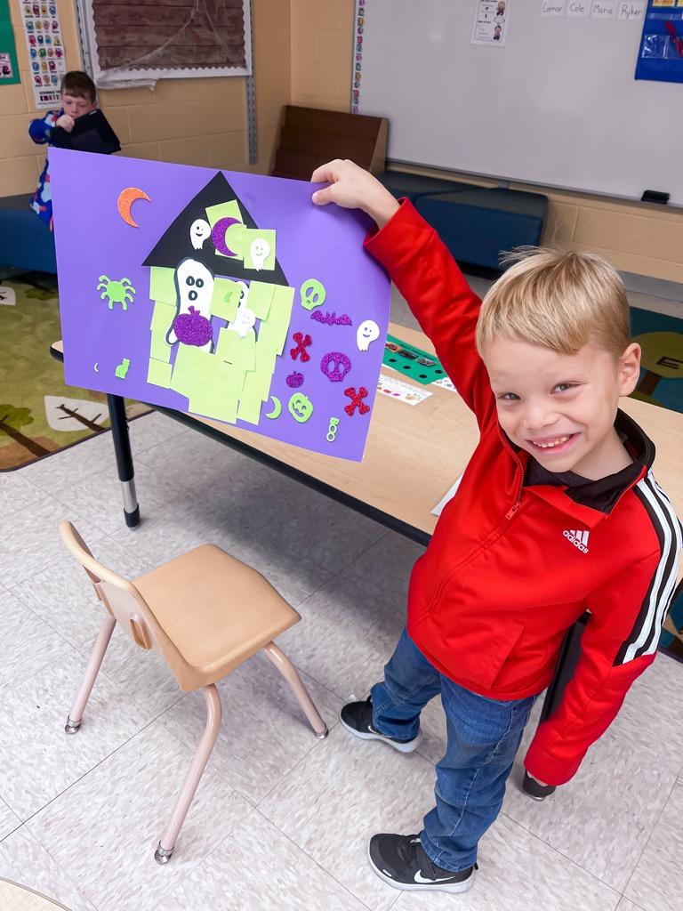 OwlWcsd's tweet photo. Mrs. Guidera's class is having some spooky fun this morning making haunted houses and bats.🍁🎃#JoyfullyEngaged #WeAreOWL https://t.co/916kAd0DMh