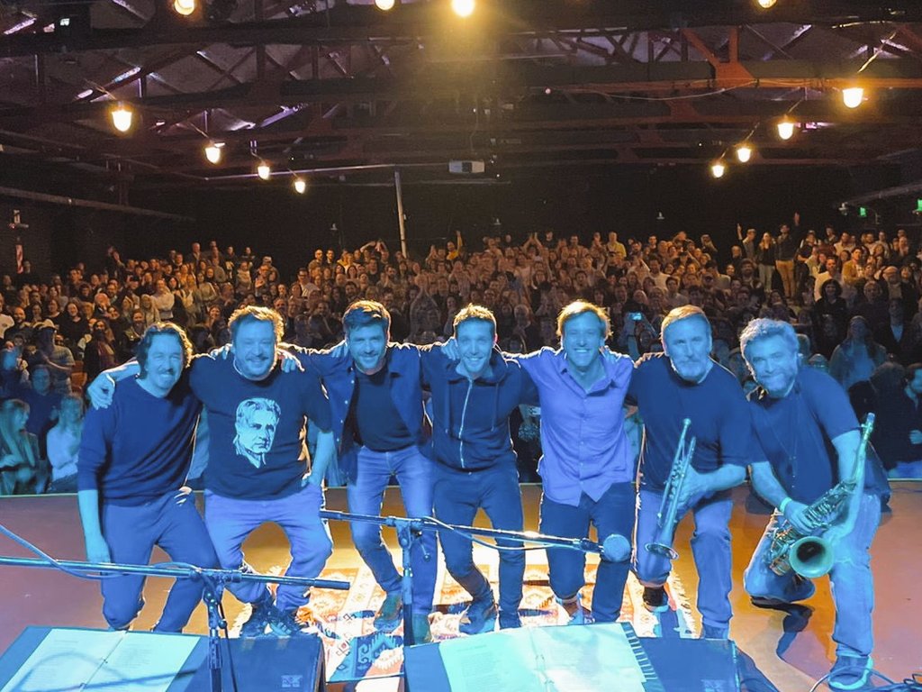 Emocionante invitación la de anoche con los enormes Pedro Mairal y Hernán Casciari. <a href="/PQEViernes/">Pensé que era viernes</a> en formato big band junto a Nacho Guilas, <a href="/AlgortaNacho/">Nacho Algorta</a> y mi hermano Ale Piccone. Gracias <a href="/MairalPedro/">Pedro Mairal</a> <a href="/casciari/">Hernán Casciari</a> <a href="/RafaOtegui/">Rafa Otegui</a> <a href="/gabou/">Gabriel Grosvald</a> <a href="/madrazzzo/">Mr Madrazo🎖</a> en el <a href="/CCKonex/">Ciudad Cultural Konex</a>