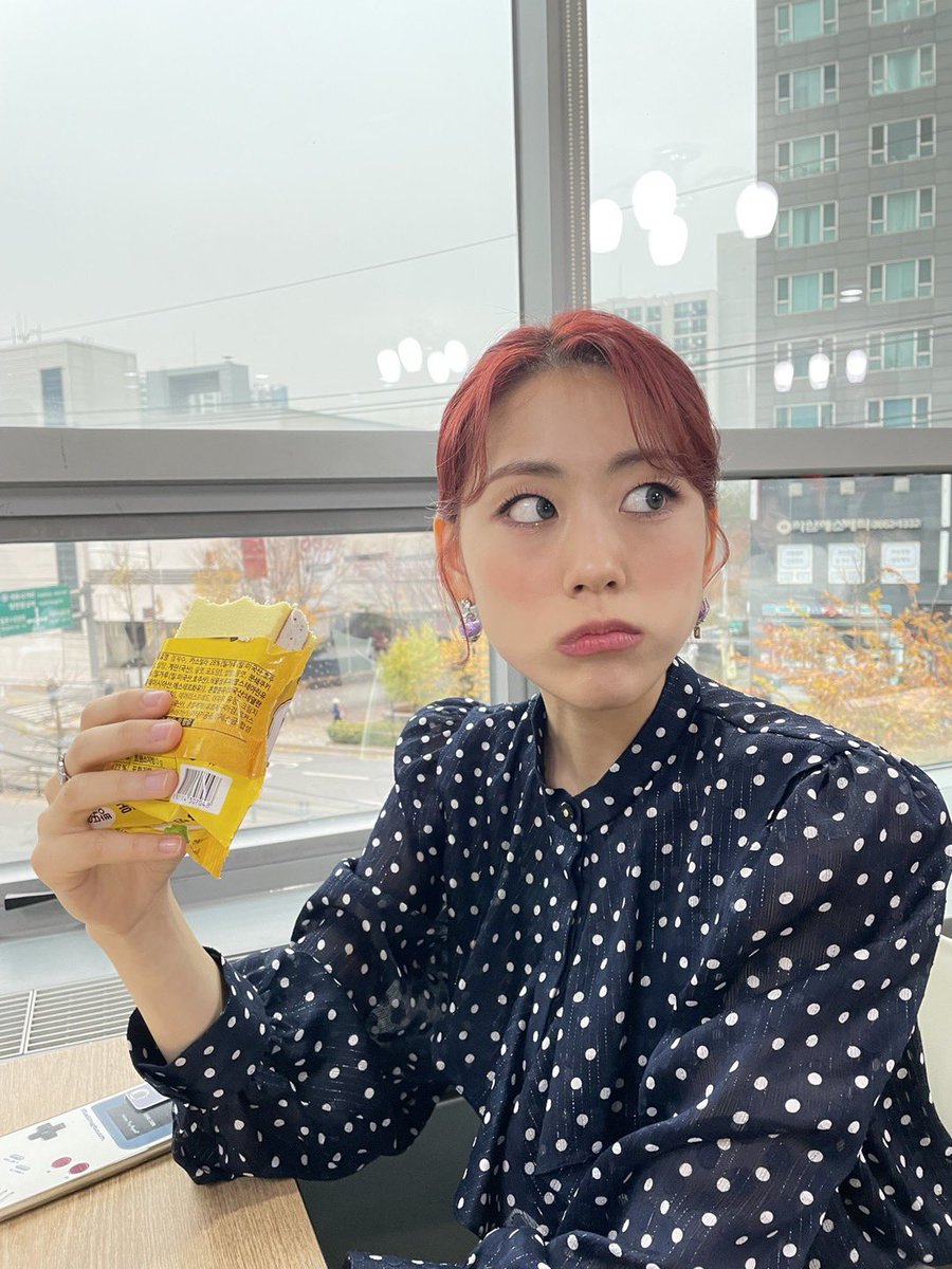 WekiMeki's tweet photo. (벌써 1년 다돼가는 시에스타 🥹)
우리 수경언니 생일 축하해요 ♡ 
이제 날씨도 점점 더 추워지고 가을이 짙어져 가네요 🍂
감기 조심하고 행복한 생일 보냈길 바래요 ♡ 
#🦄 https://t.co/SXhdZ38KFc