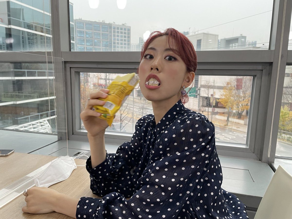 WekiMeki's tweet photo. (벌써 1년 다돼가는 시에스타 🥹)
우리 수경언니 생일 축하해요 ♡ 
이제 날씨도 점점 더 추워지고 가을이 짙어져 가네요 🍂
감기 조심하고 행복한 생일 보냈길 바래요 ♡ 
#🦄 https://t.co/SXhdZ38KFc