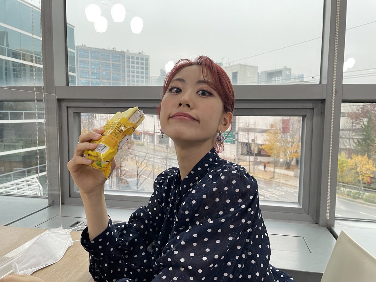 WekiMeki's tweet photo. (벌써 1년 다돼가는 시에스타 🥹)
우리 수경언니 생일 축하해요 ♡ 
이제 날씨도 점점 더 추워지고 가을이 짙어져 가네요 🍂
감기 조심하고 행복한 생일 보냈길 바래요 ♡ 
#🦄 https://t.co/SXhdZ38KFc