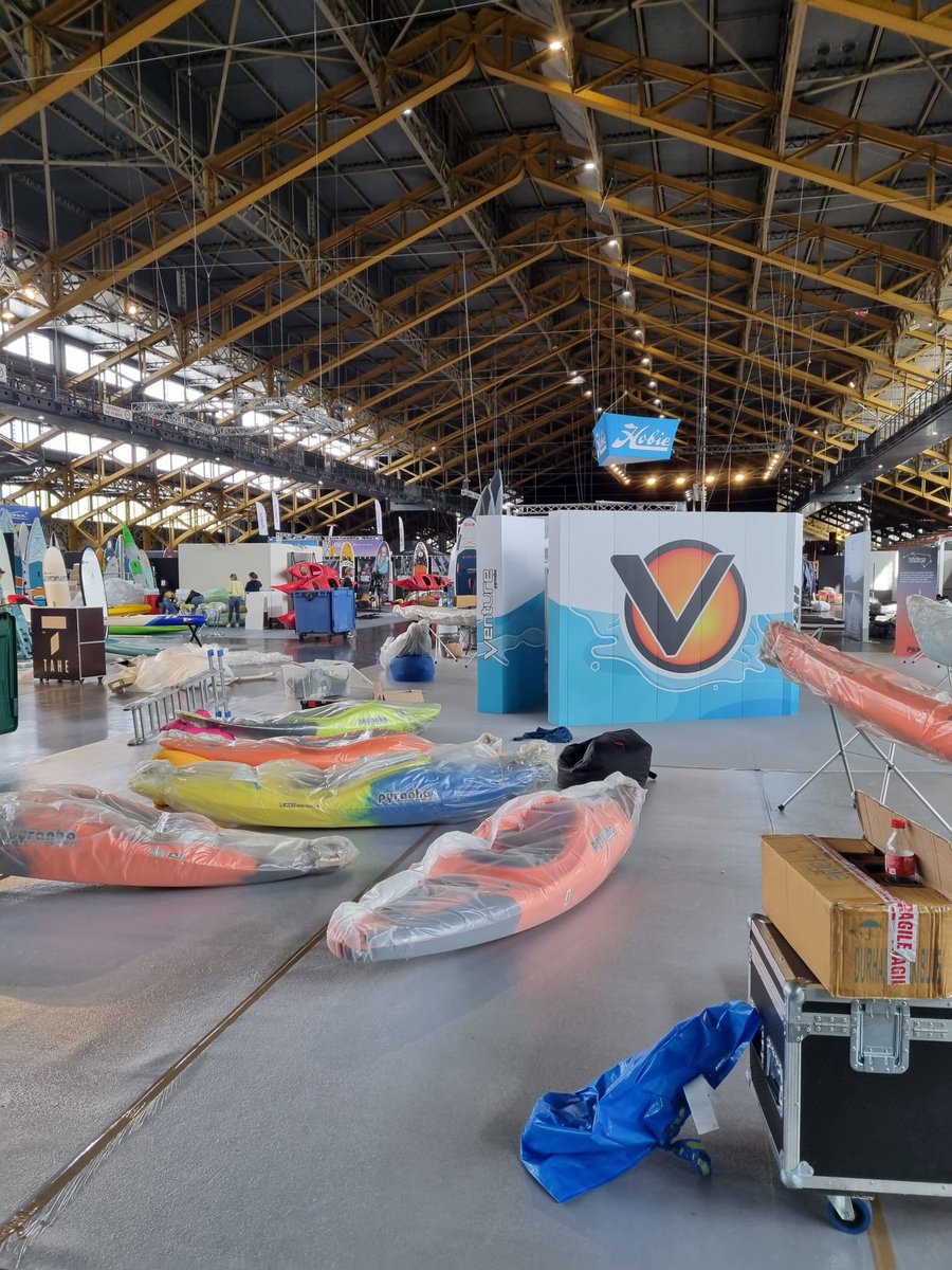 MCOM_martiniere's tweet photo. La #TeamMcom s'est retroussé les manches lors du salon international du Paddle 🚣 ‍Installation des stands, accueil... Les étudiants ont montré leur professionnalisme made in MCOM' 🤩
#paddlesportsshow #mcom #bts #communication #evenementiel #outdoor  #lyon #halletonygarnier https://t.co/nQIoEicl7B