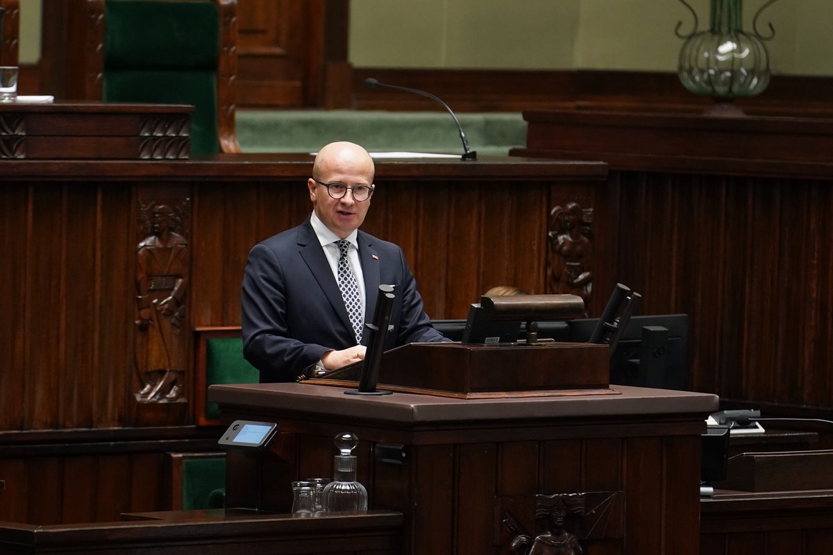 📸#Sejm pracuje nad komisyjnym projektem ustawy o zmianie ustaw w celu likwidowania zbędnych barier administracyjnych i prawnych. Uzasadnienie projektu przedstawił poseł @bwroblewski.