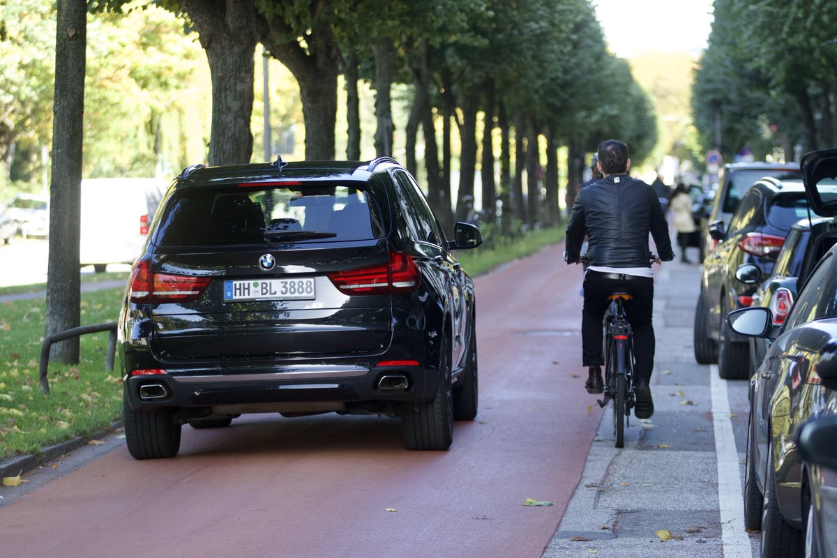 RadwegH's tweet photo. Auf der #Fahrradstraße „An der Alster“ (Nebenfahrbahn) wird nicht nur nicht die Höchstgeschwindigkeit von 30 km/h regelmässig überschritten, sondern Radfahrende werden bedrängt und verbotswidrig überholt. 

1/2

@bvm_hh @anjes_tjarks @PolizeiHamburg https://t.co/oiOcNcKq6u