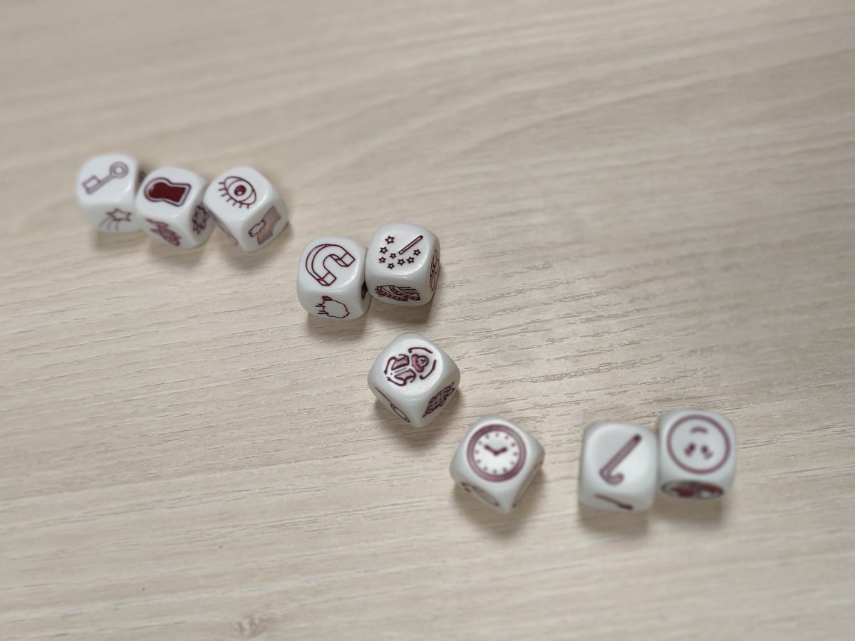 Hoy hemos jugado #storycubes una manera divertida de desarrollar habilidades comunicativas y de creatividad 
👉¿Te animas?
¿Cuentas tú historia?😆
#aulaemprendimiento #Folcomparte #creatividad