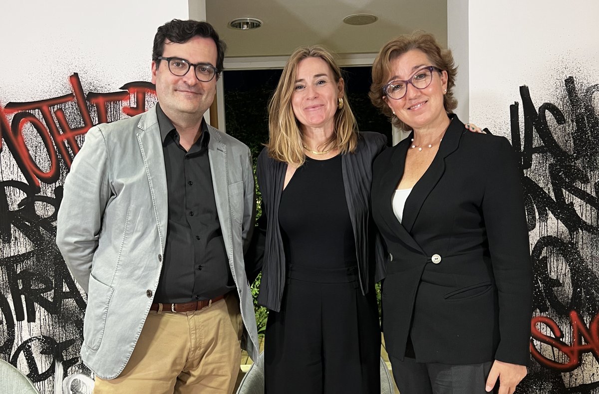 VAC_La's tweet photo. Si no pudistéis asistir a la 2ª #MesaRedonda en  #AbiertoValencia, “Diálogos sobre últimas tendencias en mercado de arte contemporáneo”, podéis verla en 👉https://t.co/SoHznZCytD

Mesa redonda organizada por @FCanadaBlanch y @EuMgac https://t.co/ogclIHJ9uO