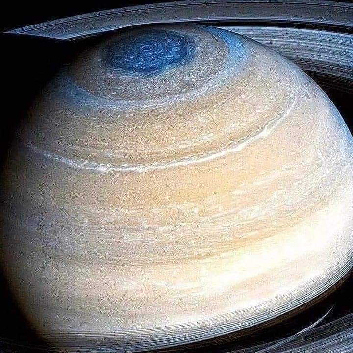 RincnCuriosoo's tweet photo. Una de las imágenes más sorprendentes que tenemos del hermoso planeta Saturno. 

Fue tomada por la sonda Cassini de la NASA https://t.co/RY9J6QFgPA