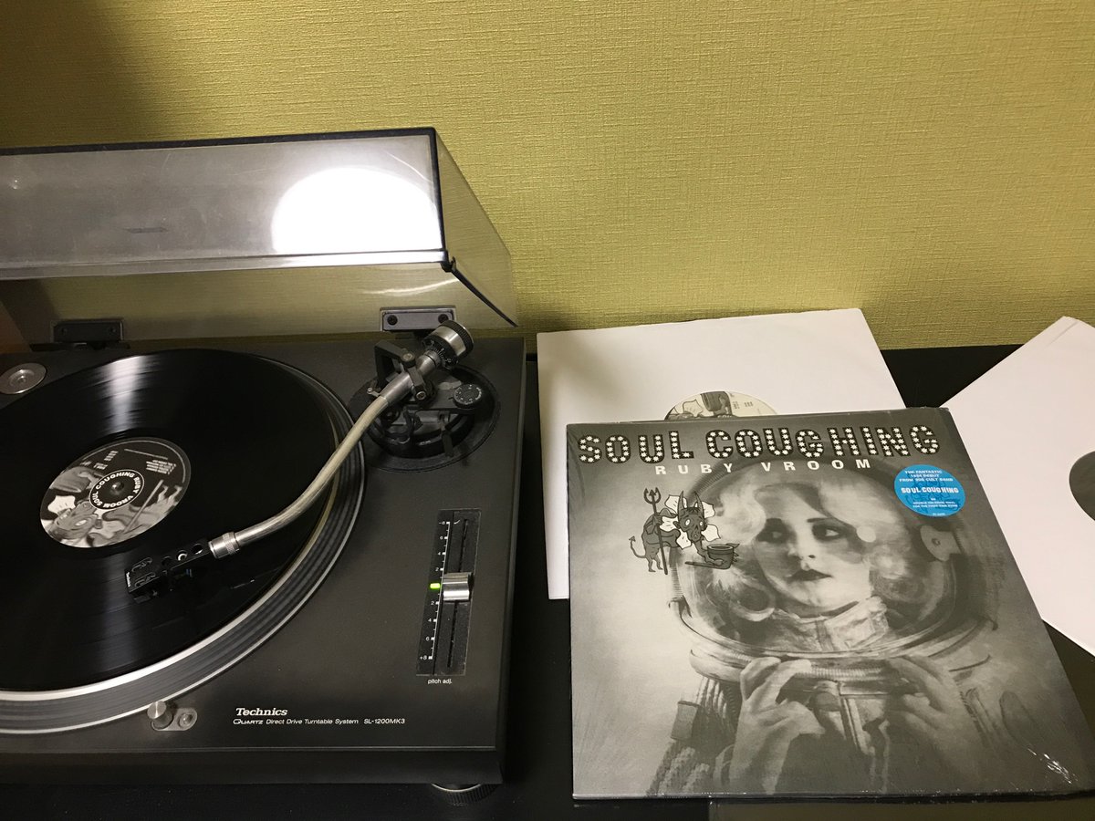 hedorocknroll's tweet photo. あの頃CDでめちゃくちゃ聴きまくったのに、今こうやってレコードで聴いてる✨そんなこのアルバムのカッコよさも変わらなく、聴いてる俺も歳とっただけで相変わらず😉
そしてまたまたまたまたこのアルバムをツイートしちゃった俺😅
#SoulCoughing
#RubyVroom https://t.co/xH24mDuKic