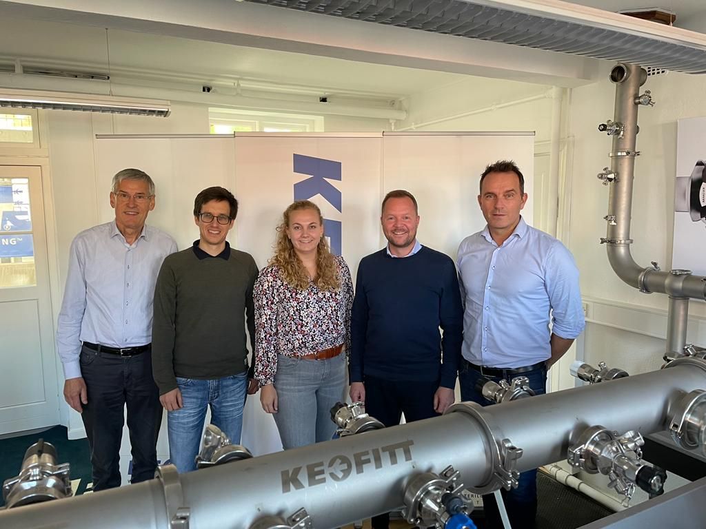 Collega's Amy van der Heide en Marcelinus Verkuil zijn op bezoek bij onze monsternamekranen leverancier <a href="/officialkeofitt/">KEOFITT</a> in Denemarken. Mooie samenwerking! ow.ly/f85w50L3b9s