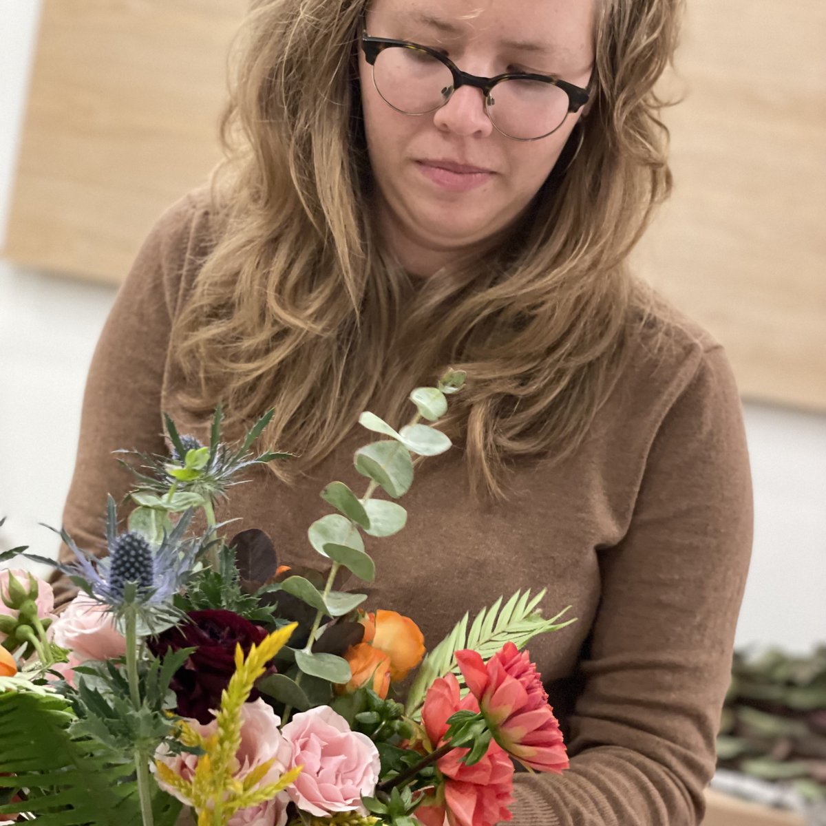 HamFamSF's tweet photo. A BIG THANK YOU to our volunteers for adventuring to the flower market, for arranging bouquets, for just being all around amazing supporters of the #HFBenefit22, and our mission to #EndFamilyHomelessness in the #SFBayArea!
Become a volunteer at https://t.co/5ClD2RuSzB. https://t.co/BlyyKLmW3r