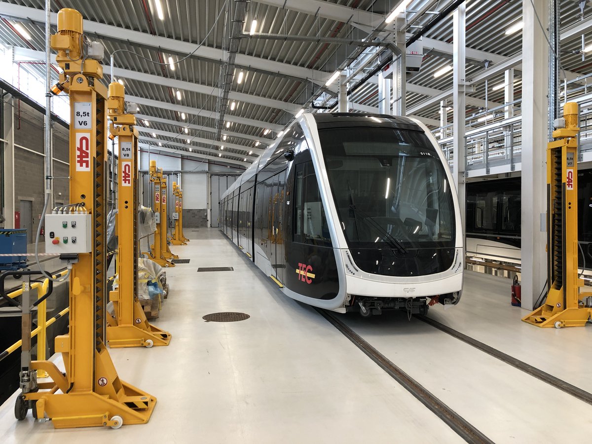 alwa63's tweet photo. Les premières rames du tram de Liège 🚊sont en cité ardente, de quoi permettre les validations in situ et les test du matériel
https://t.co/6N1etZahvH
#tram #tramway #Liège #rames #dépôt #cdmr #caf https://t.co/OUPUn7HKn4
