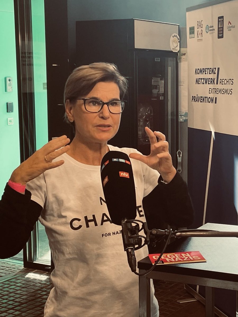 GesichtZeigen's tweet photo. „Rechtsextreme suchen Andockstationen in der bürgerlichen Mitte - und finden sie. Um dem etwas zu entgegenzustellen, müssen wir noch enger zusammenarbeiten und zivilgesellschaftliche Bündnisse stärken“ bekräftigt @OppermannSophia von @GesichtZeigen. #AngriffvonRechts #komprex22 https://t.co/Fgmk7s39PL