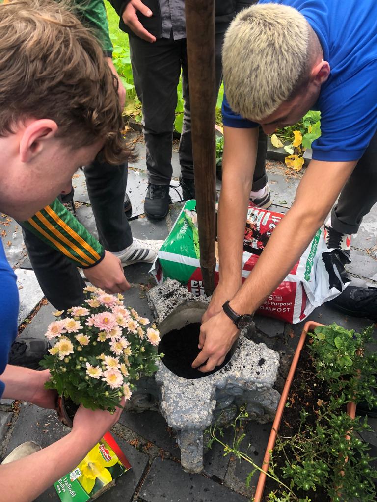 MaristAthlone's tweet photo. 5th yr students adding some winter colour to our grounds.
Caring for the π and our environment is a key part of the Marist Values
πΌ πΈ π» πΉ π΅
#MaristWeek https://t.co/O8wXolYWwj