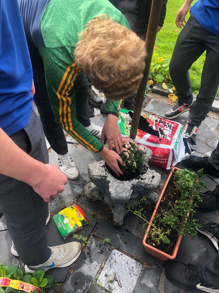 MaristAthlone's tweet photo. 5th yr students adding some winter colour to our grounds.
Caring for the π and our environment is a key part of the Marist Values
πΌ πΈ π» πΉ π΅
#MaristWeek https://t.co/O8wXolYWwj