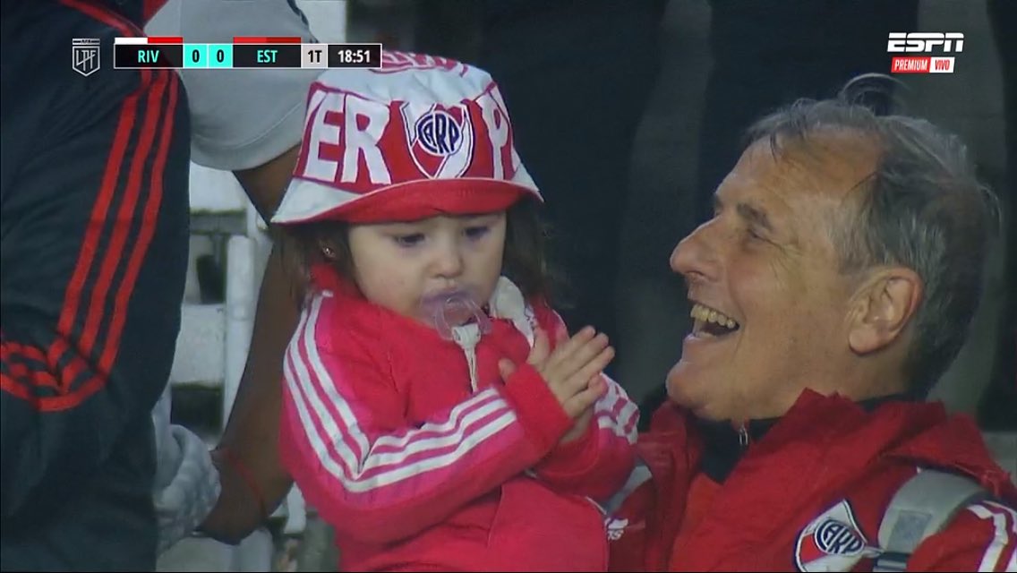 Si mi hija no sale así fanática de River , no quiero nada 🐔